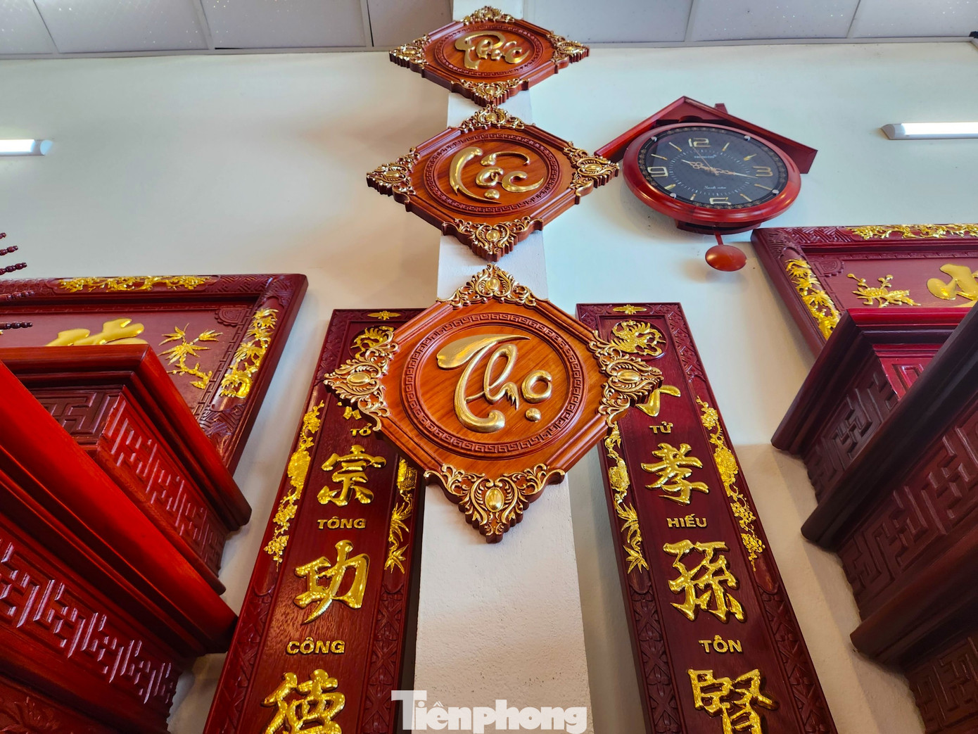 Sản phẩm chủ yếu của 2 làng nghề này với đầy đủ từ bàn ghế, đồ gia dụng, giường, tủ, bàn thờ đến đồ thủ công mỹ nghệ. Các sản phẩm đa dạng từ mức giá trung bình đến cao cấp. Sản phẩm chủ yếu của 2 làng nghề này với đầy đủ từ bàn ghế, đồ gia dụng, giường, tủ, bàn thờ đến đồ thủ công mỹ nghệ. Các sản phẩm đa dạng từ mức giá trung bình đến cao cấp.