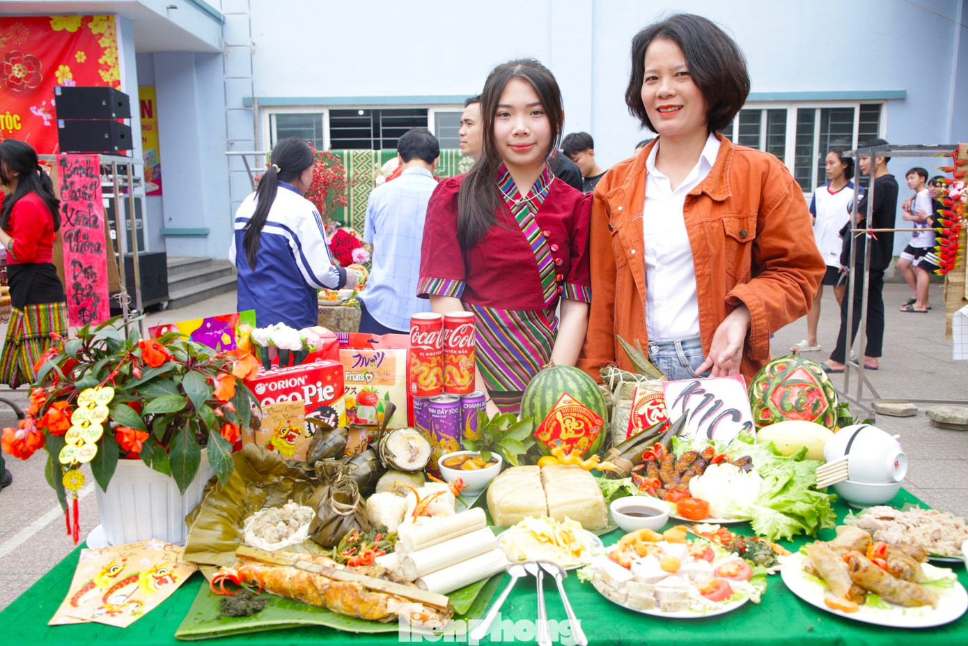 Ngoài gói và nấu bánh chưng, bánh truyền thống, các em học sinh còn chế biến nhiều món ăn truyền thống của dân tộc mình tạo thành một mâm cỗ dự thi.