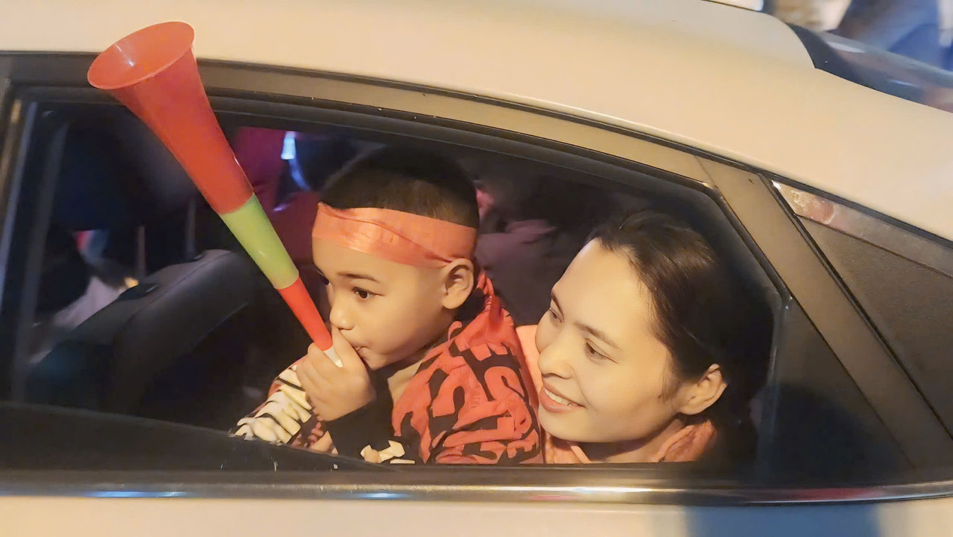 Không chỉ người lớn, trẻ em cũng được phụ huynh cho đi cùng để hòa mình vào bầu không khí ăn mừng chiến thắng.