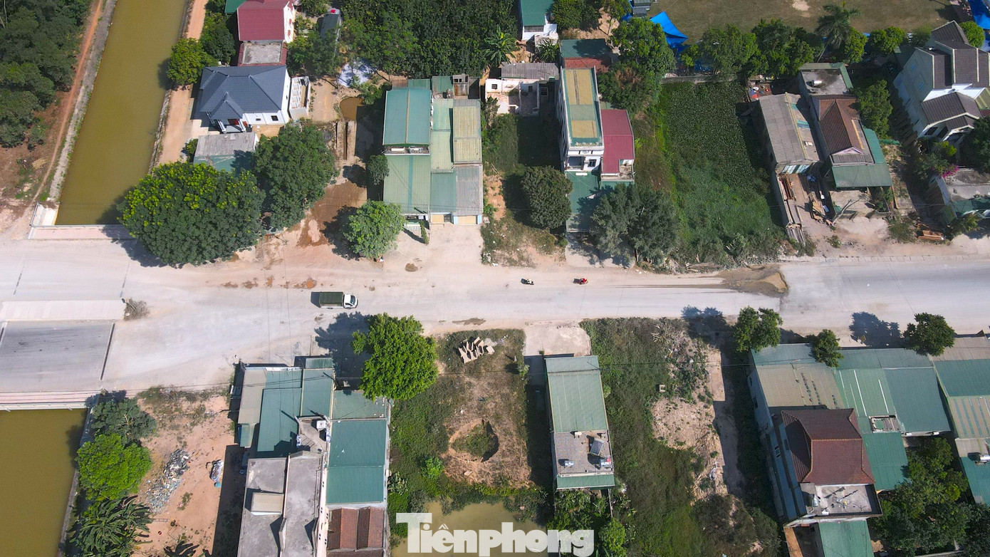 Tuy nhiên đến tháng 8/2024, mặt bằng trên tuyến vẫn chưa thể bàn giao xong để tiếp tục thi công hoàn thiện dự án. Trao đổi với PV Tiền Phong, ông Nguyễn Văn Dương - Phó Chủ tịch UBND huyện Yên Thành - cho biết, hiện huyện này vẫn còn 50 hộ dân chưa đồng ý bàn giao mặt bằng để triển khai thi công quốc lộ 7. Ông Dương cho biết, huyện đã xây dựng kế hoạch bảo vệ thi công và đang chờ đơn vị chức năng thẩm định để triển khai thực hiện.
