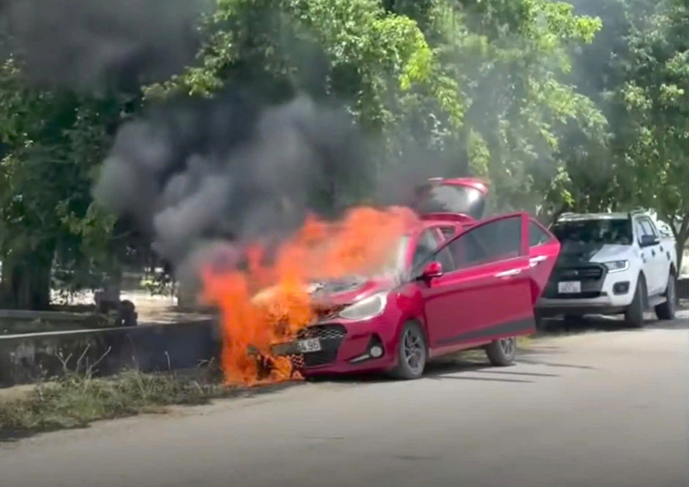 Chiếc xe đang đậu bên đường thì bất ngờ bốc cháy dữ dội. Chiếc xe đang đậu bên đường thì bất ngờ bốc cháy dữ dội.