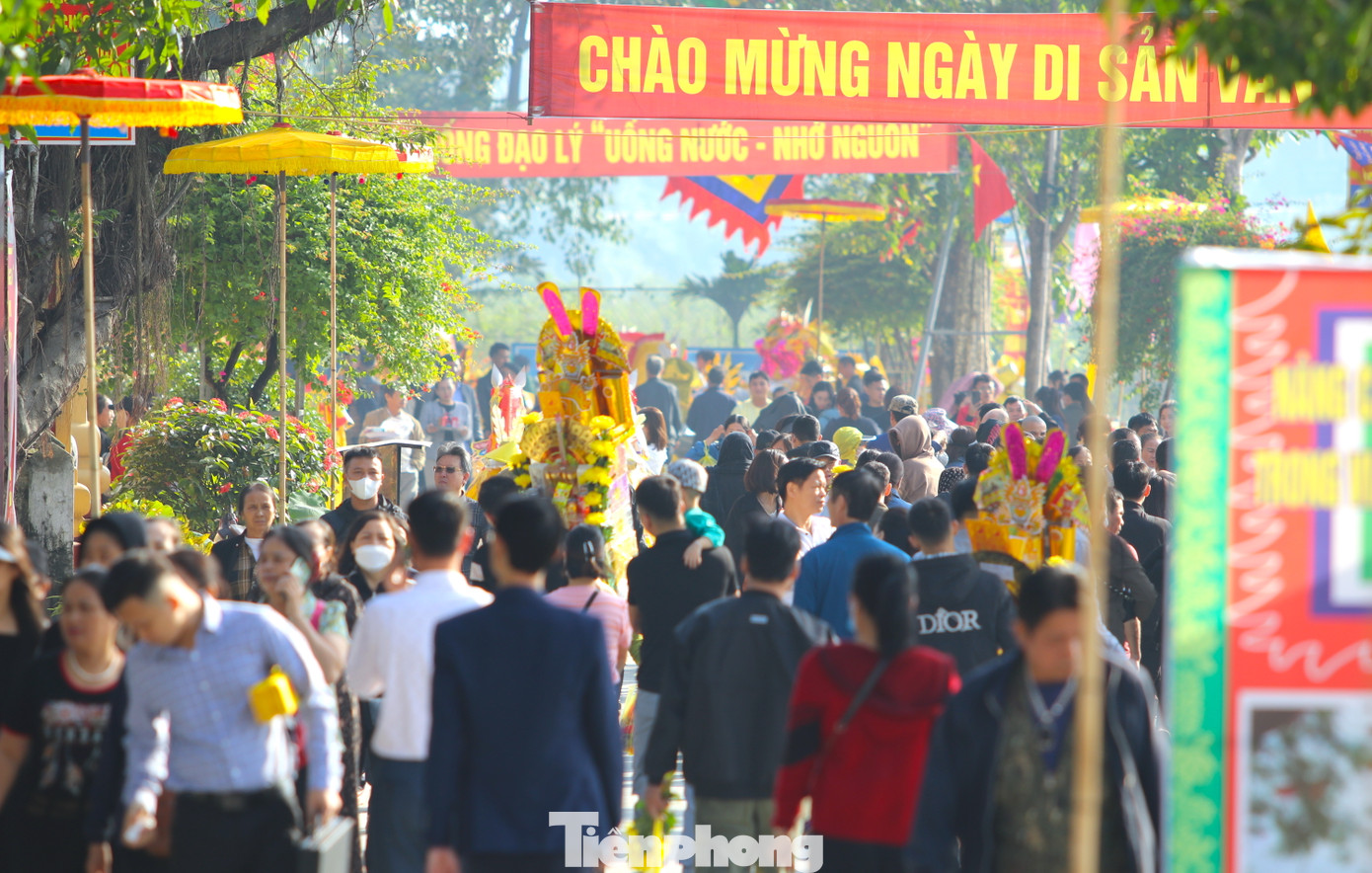 Bà Hoàng Thị Hoài Thanh - Trưởng phòng Văn hóa thông tin huyện Hưng Nguyên (Nghệ An) - cho biết từ ngày 1-10/10 âm lịch, đã có 40.000 lượt du khách hành hương về đền. Trong đó, riêng 2 ngày tổ chức lễ hội ngày 9 và 10/10, có hơn 10.000 lượt du khách về cúng bái, dự lễ giỗ Đền Ông Hoàng Mười.