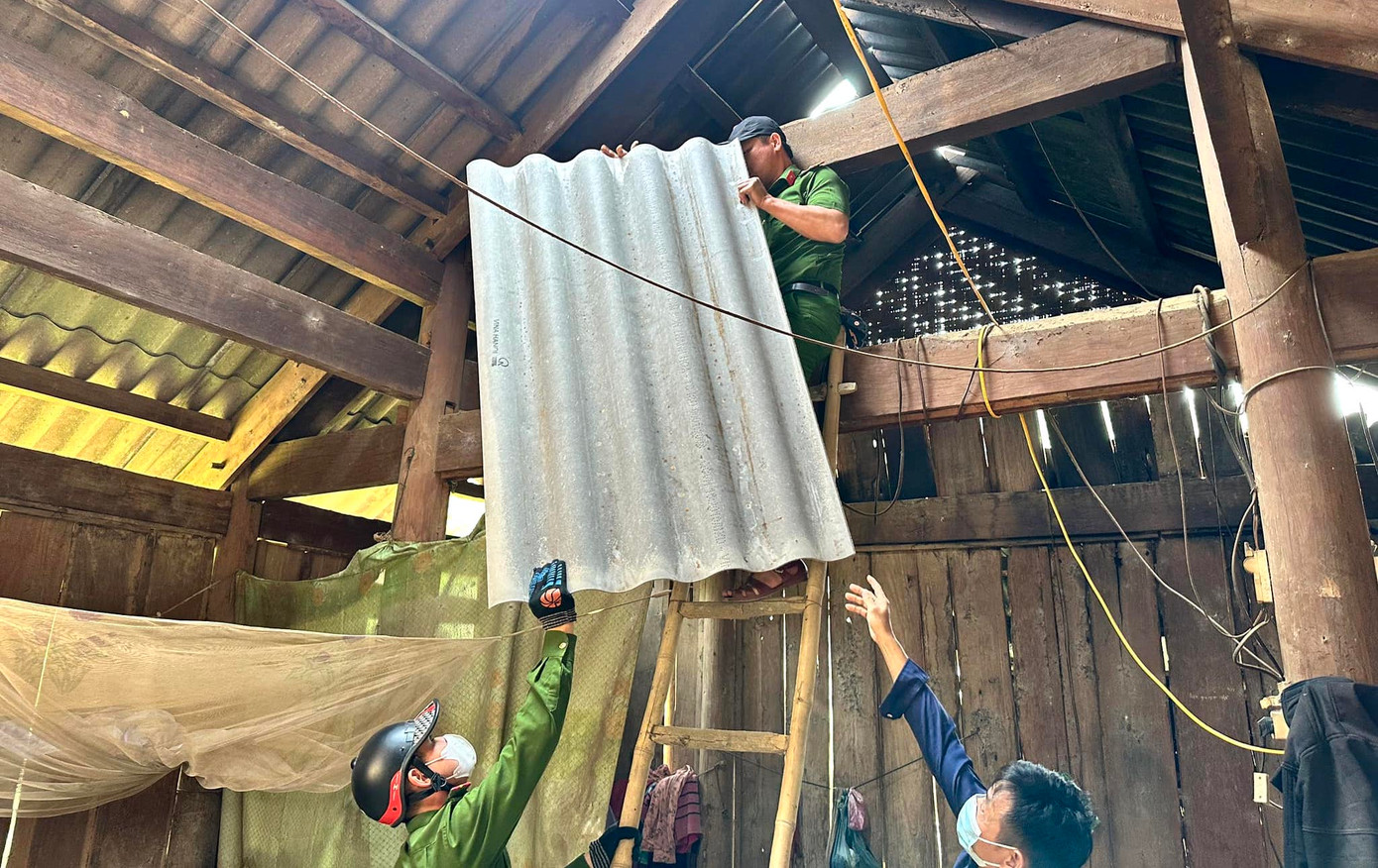 Do số lượng nhà bị thiệt hại lớn nên trong những ngày tới, lực lượng Công an huyện Kỳ Sơn, đoàn viên thanh niên và chính quyền địa phương các xã tiếp tục hỗ trợ người dân khắc phục hậu quả để sớm ổn định lại cuộc sống. Do số lượng nhà bị thiệt hại lớn nên trong những ngày tới, lực lượng Công an huyện Kỳ Sơn, đoàn viên thanh niên và chính quyền địa phương các xã tiếp tục hỗ trợ người dân khắc phục hậu quả để sớm ổn định lại cuộc sống.