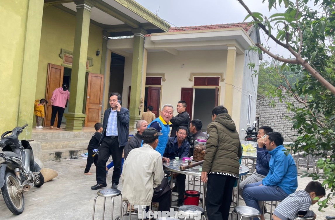 Hai ngày qua, rất đông người đến nhà cháu bé để thăm hỏi, chúc mừng gia đình. Hai ngày qua, rất đông người đến nhà cháu bé để thăm hỏi, chúc mừng gia đình.