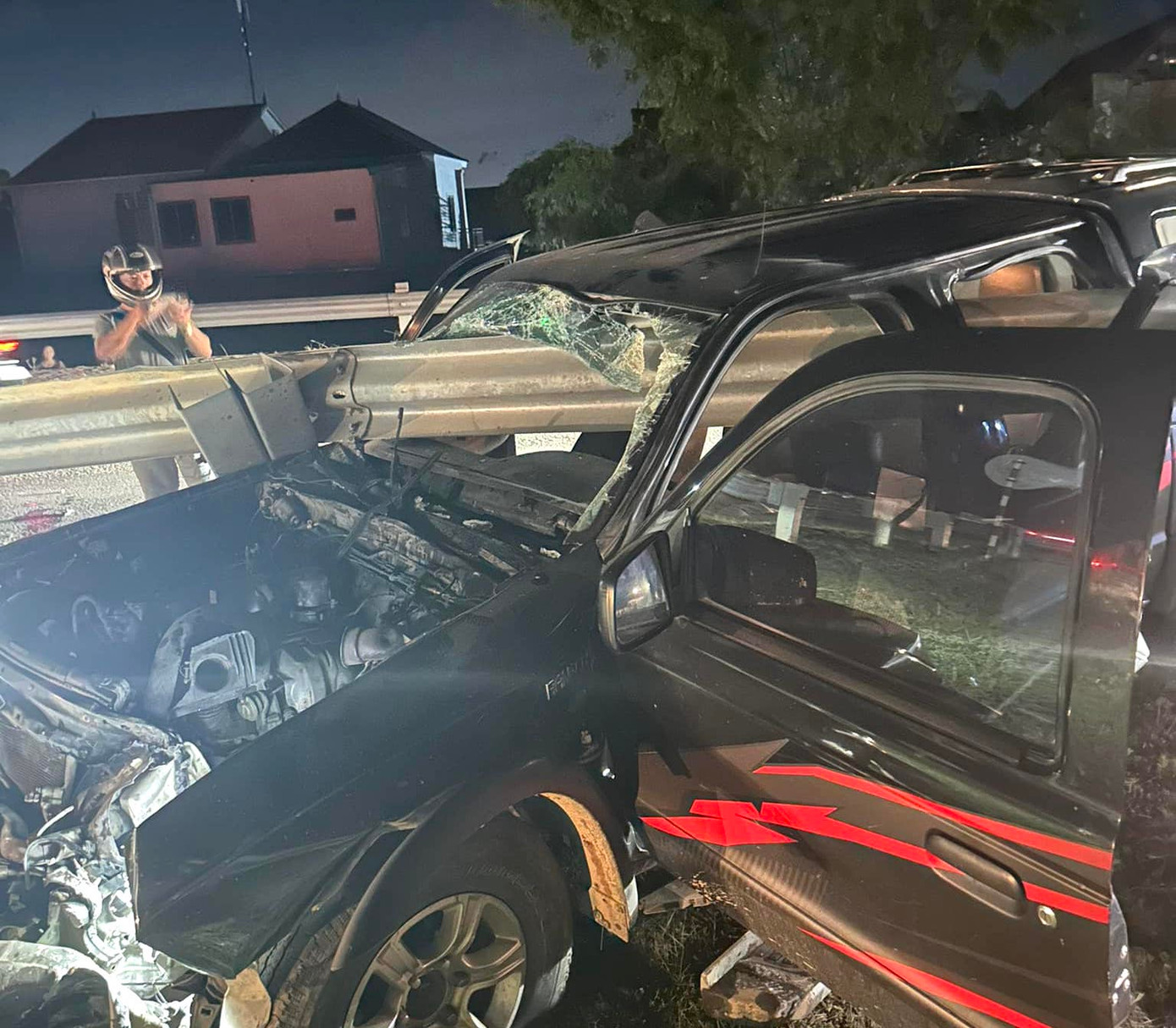 Chiếc xe bán tải bị dải tôn hộ lan đường đâm xuyên từ kính chắn gió phía trước ra kính phía sau xe.