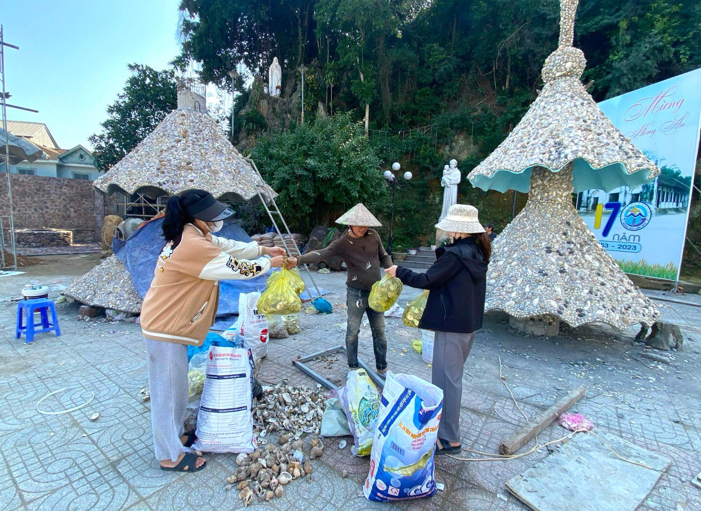 Hàng triệu vỏ hàu, ốc, sò được người dân gom góp ngoài biển mang về cho những người thợ trang trí cây thông. Hàng triệu vỏ hàu, ốc, sò được người dân gom góp ngoài biển mang về cho những người thợ trang trí cây thông.