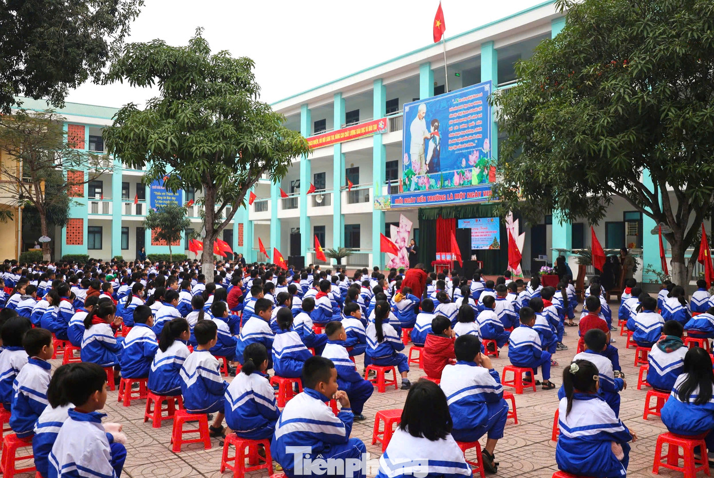 Chương trình "Giáng sinh cho em" được tổ chức tại Trường tiểu học Nghi Đức (TP. Vinh, Nghệ An) trong không khí ấm áp, vui tươi. Chương trình "Giáng sinh cho em" được tổ chức tại Trường tiểu học Nghi Đức (TP. Vinh, Nghệ An) trong không khí ấm áp, vui tươi.