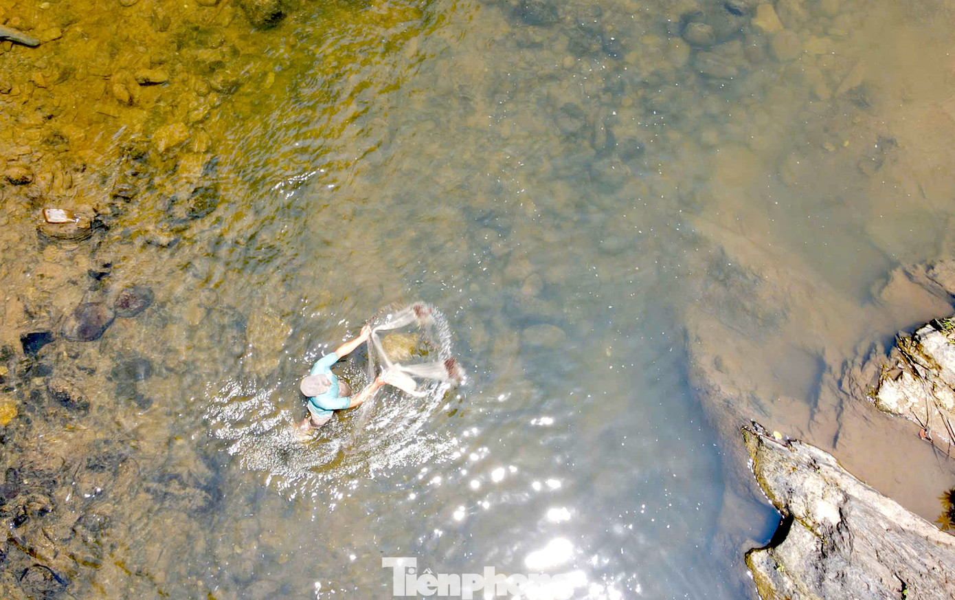 Mỗi năm bản Văng Môn tổ chức đánh bắt cá mát ở khu vực cấm 3 lần. Số cá đánh bắt được phần lớn bán lấy tiền để làm quỹ chung của bản.