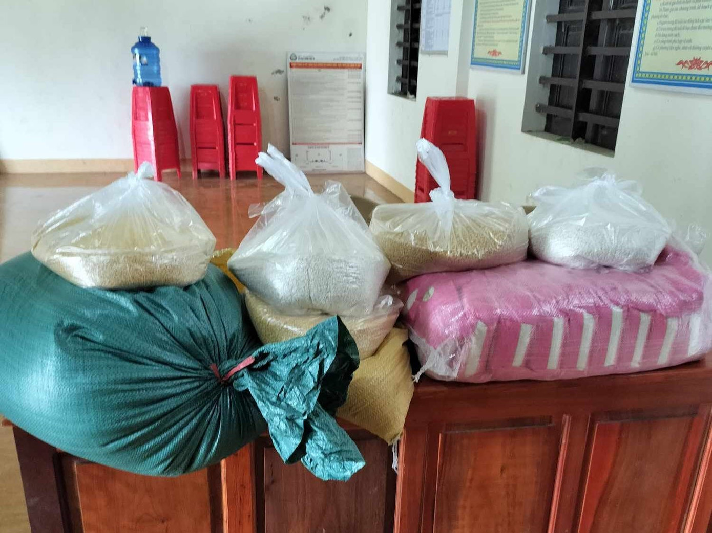 Sau lời kêu gọi phát động, người dân ở các thôn của xã Võ Liệt (Thanh Chương) lập tức mang theo nếp, lá dong, thịt mang đến ủng hộ để gói bánh chưng.