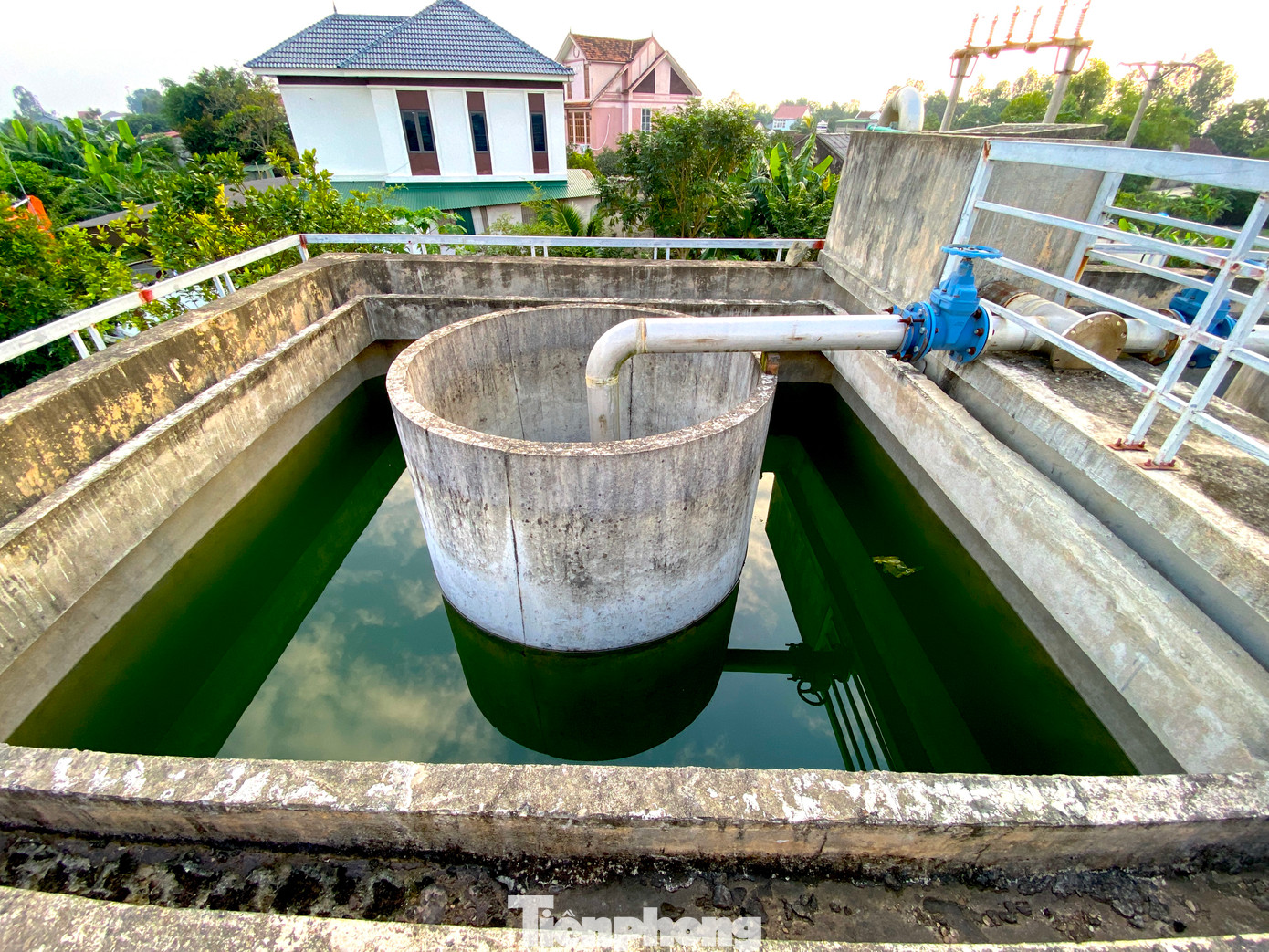 Các hạng mục trong nhà máy đã được xây dựng xong nhưng bỏ hoang nhiều năm qua.