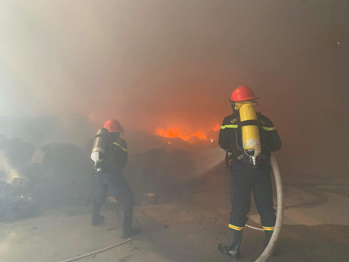 Bên trong lửa nghi ngút cháy.