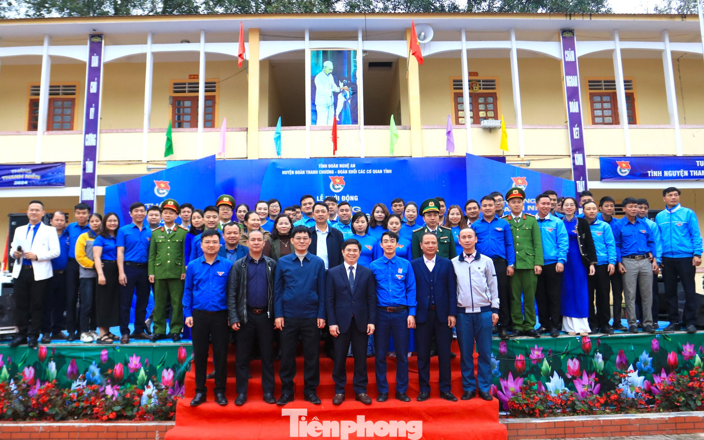 Các đại biểu chụp ảnh kỷ niệm tại chương trình Khởi động Tháng Thanh niên 2024 tại xã biên giới Thanh Thủy (Thanh Chương, Nghệ An). Các đại biểu chụp ảnh kỷ niệm tại chương trình Khởi động Tháng Thanh niên 2024 tại xã biên giới Thanh Thủy (Thanh Chương, Nghệ An).