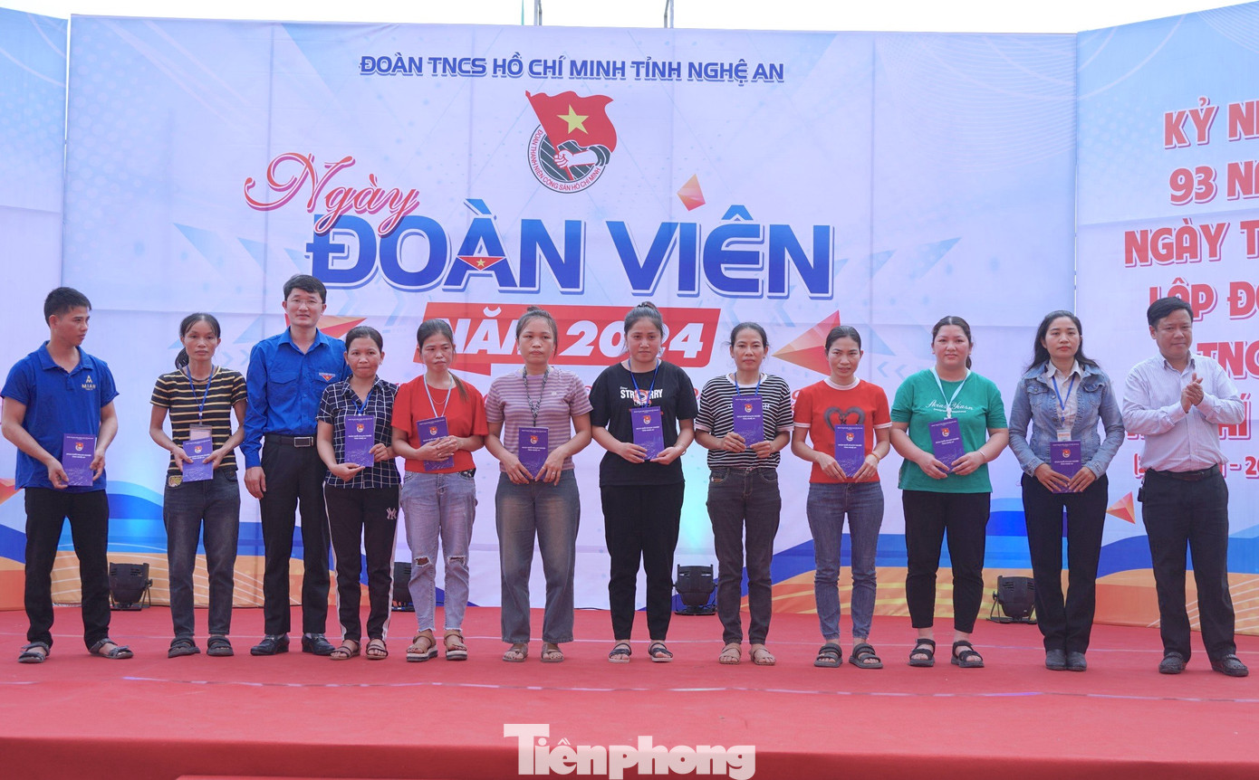 Ban tổ chức trao tặng quà cho các thanh niên công nhân có hoàn cảnh khó khăn, trao bản đồ và tủ thuốc cho Chi đoàn Công ty CP May Minh Anh Tân Kỳ. Ban tổ chức trao tặng quà cho các thanh niên công nhân có hoàn cảnh khó khăn, trao bản đồ và tủ thuốc cho Chi đoàn Công ty CP May Minh Anh Tân Kỳ.