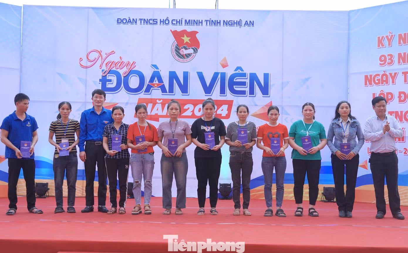 Ban tổ chức trao tặng quà cho các thanh niên công nhân có hoàn cảnh khó khăn, trao bản đồ và tủ thuốc cho Chi đoàn Công ty CP May Minh Anh Tân Kỳ.