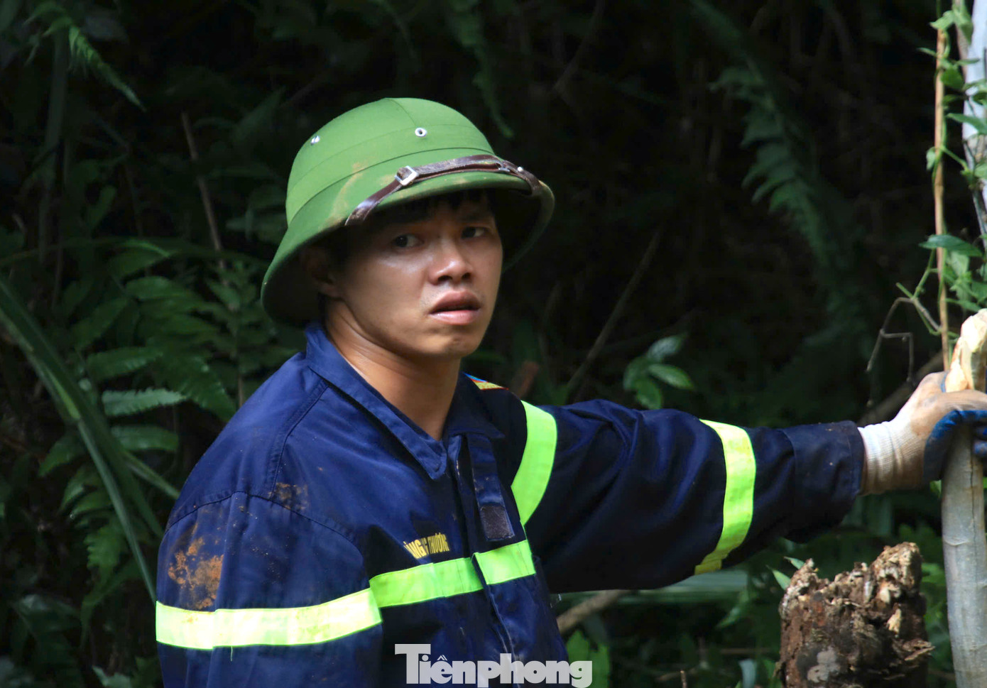 Chiếc xe lớn, bị nhiều đất đá vùi lấp lên khiến việc giải cứu gặp khó khăn. Các cán bộ chiến sĩ tham gia trục vớt xe mệt lả người nhưng vẫn luôn cố gắng để sớm tìm kiếm hết các nạn nhân trong vụ sạt lở.