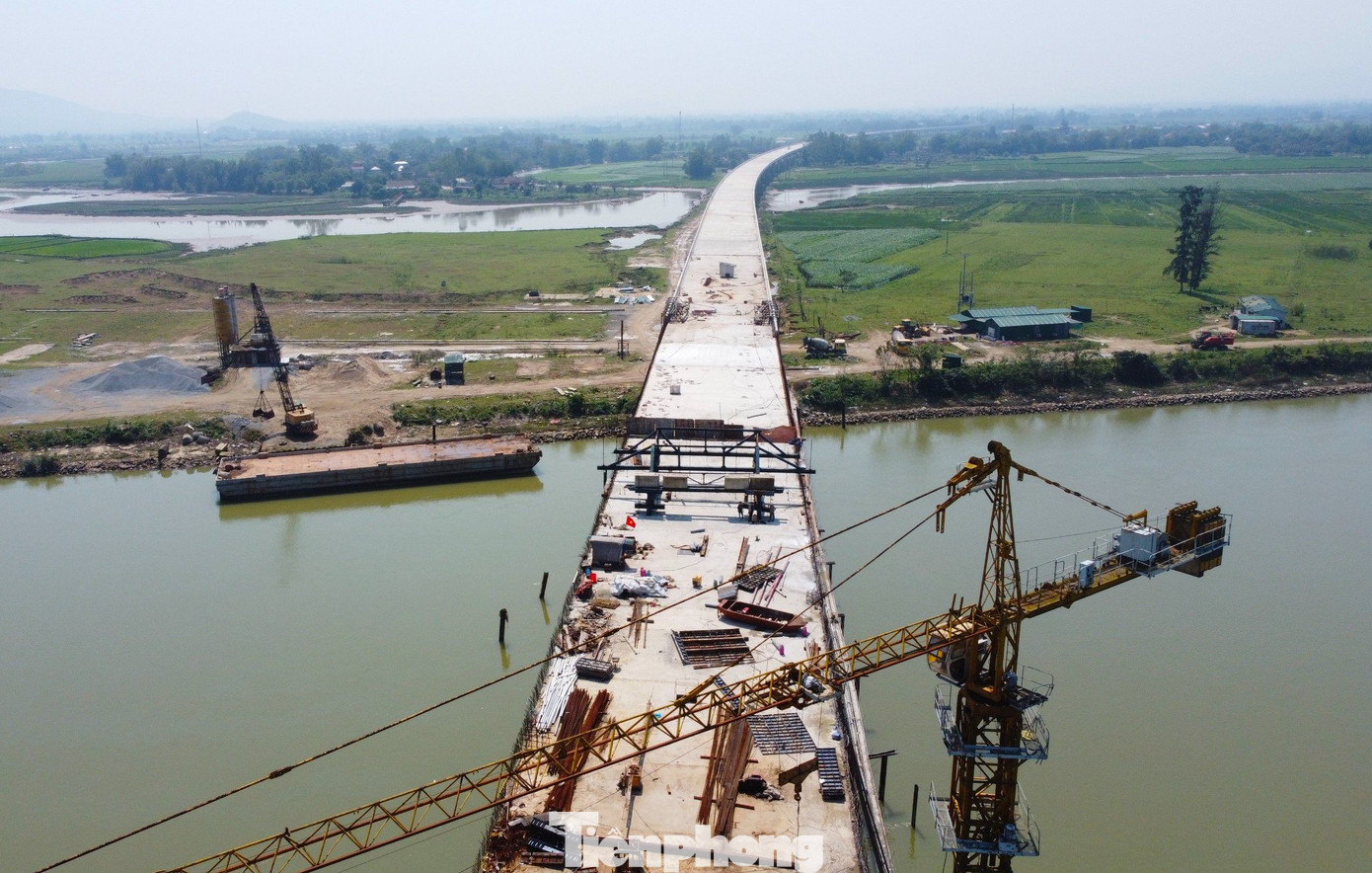 Trong những ngày qua, các công ty xây dựng cầu Hưng Đức đang khẩn trương điều động máy móc và công nhân làm việc để hoàn thành cây cầu đúng tiến độ đề ra.