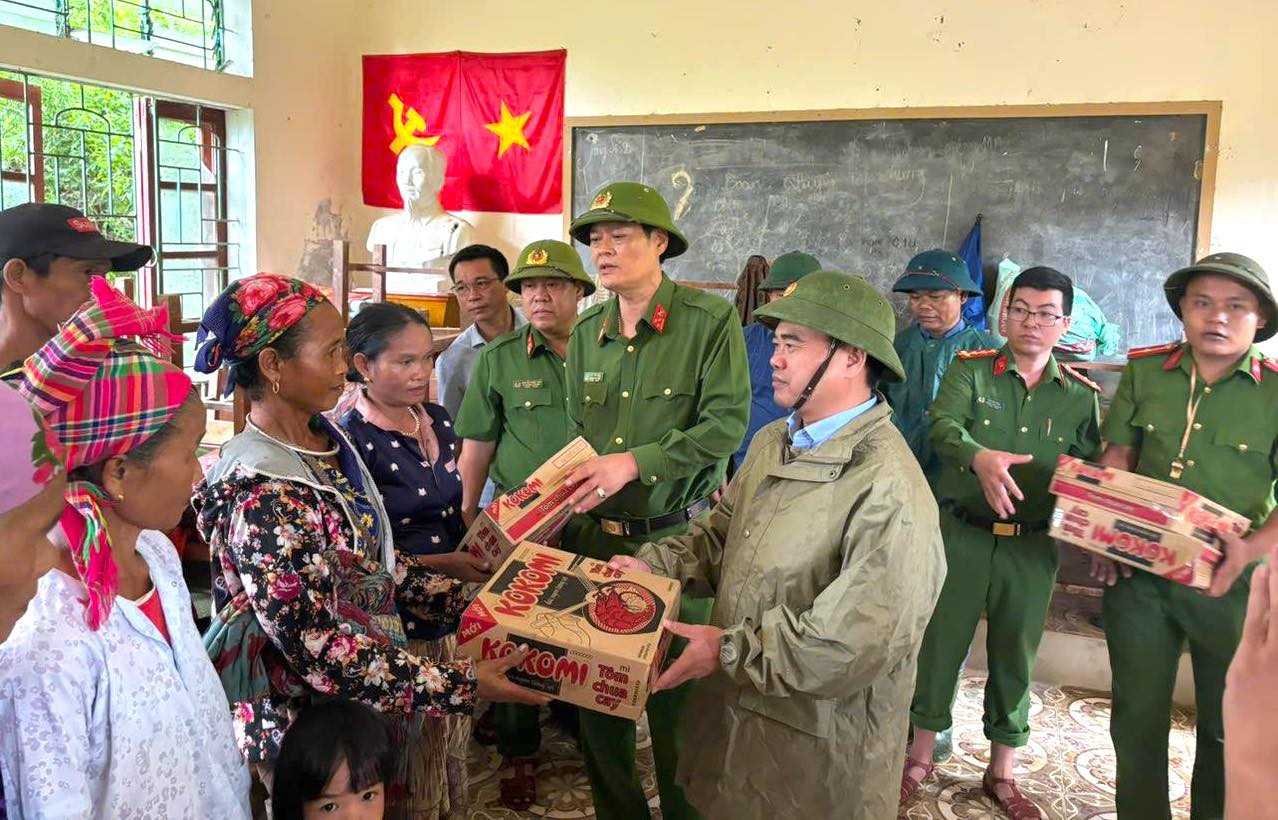 “Người dân ở đây rất an toàn. Những ngày qua lãnh đạo huyện, Công an huyện, chính quyền xã đã xuống thăm, tặng quà, cung cấp nhu yếu phẩm cho người dân ăn ở tại điểm tránh trú. Khi nào trời tạnh mưa, nhận thấy đảm bảo an toàn xã mới để cho người dân quay trở lại nhà ở”, ông Cụt Văn Thắng chia sẻ. “Người dân ở đây rất an toàn. Những ngày qua lãnh đạo huyện, Công an huyện, chính quyền xã đã xuống thăm, tặng quà, cung cấp nhu yếu phẩm cho người dân ăn ở tại điểm tránh trú. Khi nào trời tạnh mưa, nhận thấy đảm bảo an toàn xã mới để cho người dân quay trở lại nhà ở”, ông Cụt Văn Thắng chia sẻ.