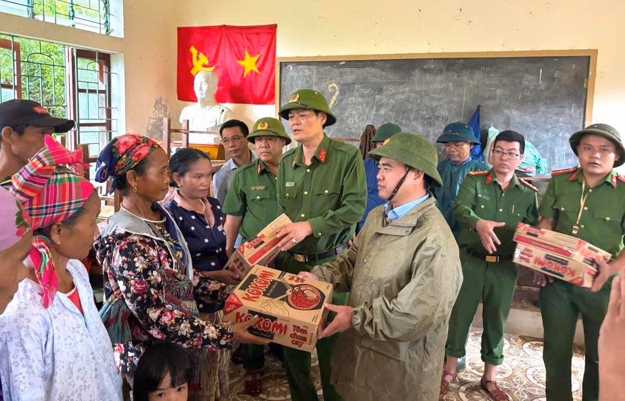 “Người dân ở đây rất an toàn. Những ngày qua lãnh đạo huyện, Công an huyện, chính quyền xã đã xuống thăm, tặng quà, cung cấp nhu yếu phẩm cho người dân ăn ở tại điểm tránh trú. Khi nào trời tạnh mưa, nhận thấy đảm bảo an toàn xã mới để cho người dân quay trở lại nhà ở”, ông Cụt Văn Thắng chia sẻ. “Người dân ở đây rất an toàn. Những ngày qua lãnh đạo huyện, Công an huyện, chính quyền xã đã xuống thăm, tặng quà, cung cấp nhu yếu phẩm cho người dân ăn ở tại điểm tránh trú. Khi nào trời tạnh mưa, nhận thấy đảm bảo an toàn xã mới để cho người dân quay trở lại nhà ở”, ông Cụt Văn Thắng chia sẻ.