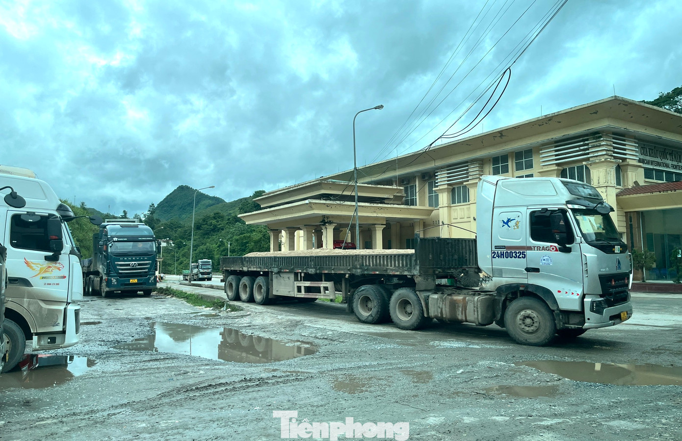 Ông Nguyễn Hữu Minh - Chủ tịch UBND huyện Kỳ Sơn (Nghệ An) cho biết: Thời gian trước, tình trạng xe chở quặng chạy trên tuyến qua địa bàn huyện này rất nhiều. Những chiếc xe chở nặng, chạy nhanh, dừng đỗ không đúng vị trí trong khi đường hẹp khiến người đi đường và người dân sống hai bên đường cảm thấy lo lắng. Huyện Kỳ Sơn thường xuyên yêu cầu lực lượng công an địa bàn tuần tra kiểm soát, nhắc nhở những chiếc xe chở quặng không vi phạm giao thông, không dừng đỗ 2 bên đường ở đoạn qua thị trấn.