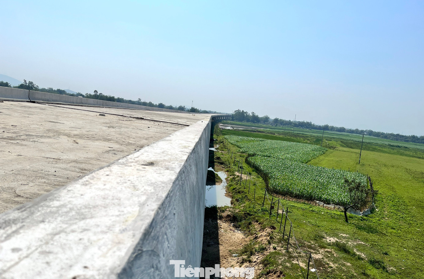 Ở phía tỉnh Hà Tĩnh, hơn 2,2km đường dẫn lên cầu Hưng Đức được làm cầu thay vì làm đường để vượt qua bãi bồi ven sông. Hiện những cây cầu này cơ bản được hoàn thiện. Ở phía tỉnh Hà Tĩnh, hơn 2,2km đường dẫn lên cầu Hưng Đức được làm cầu thay vì làm đường để vượt qua bãi bồi ven sông. Hiện những cây cầu này cơ bản được hoàn thiện.