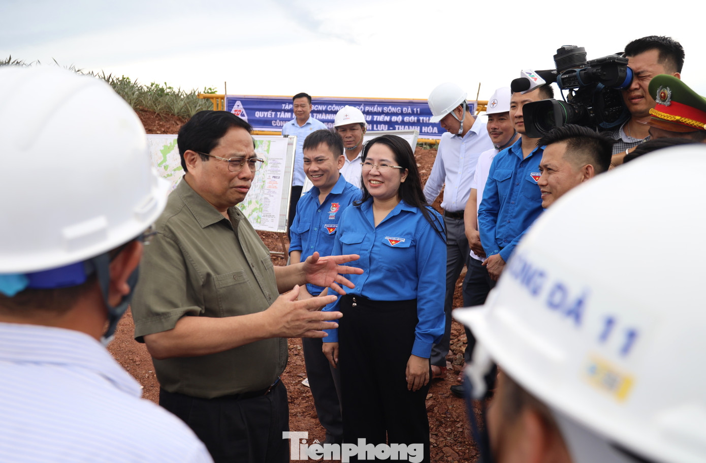 Thủ tướng Chính phủ Phạm Minh Chính biểu dương tinh thần xung kích tình nguyện của Đoàn Thanh niên trong nỗ lực lớn để hỗ trợ thực hiện, hoàn thành dự án dựng đường dây 500kV mạch 3. Ảnh: Ngọc Tú