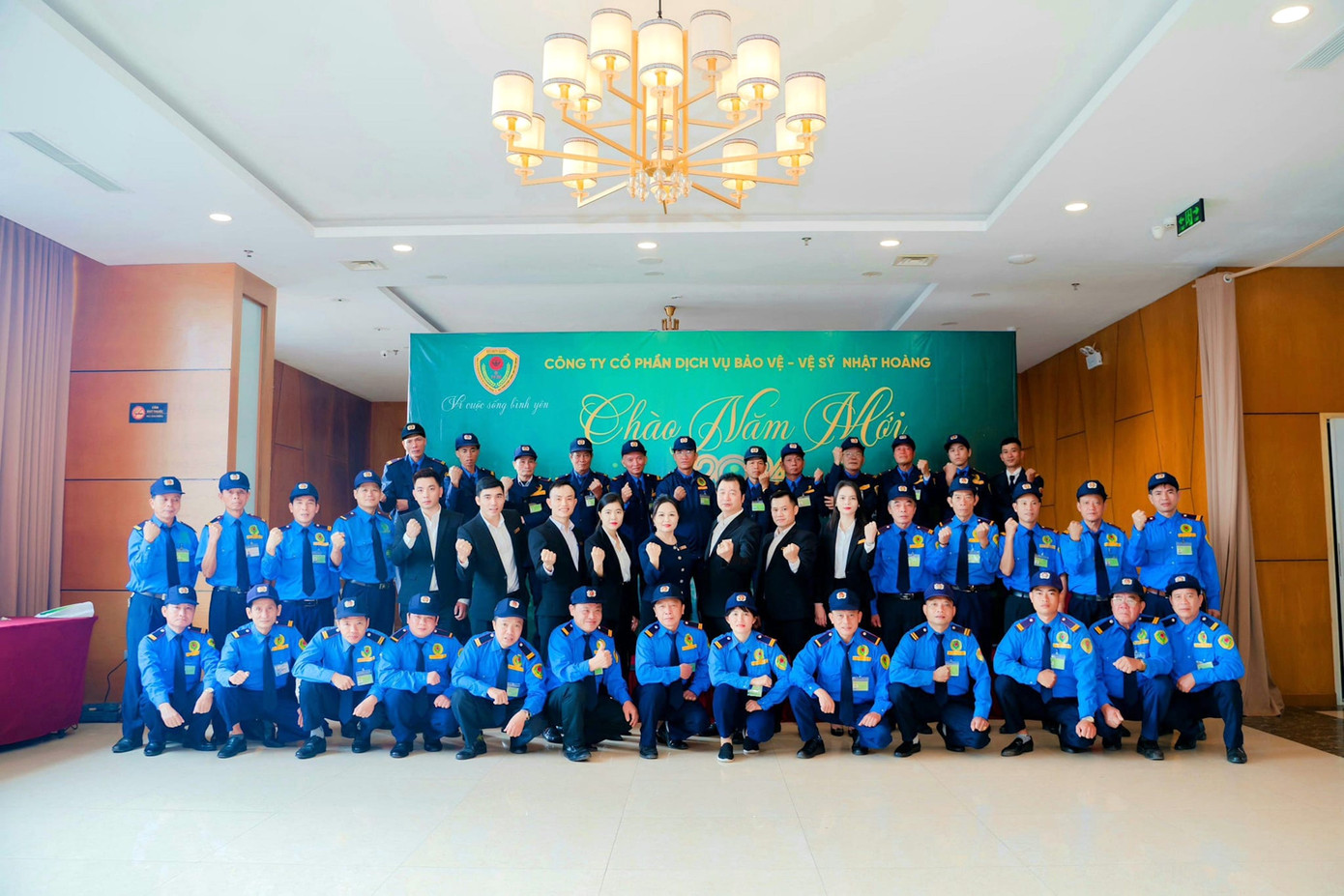 Tập thể cán bộ, nhân viên Công ty Cổ phần Dịch vụ bảo vệ - vệ sỹ Nhật Hoàng.