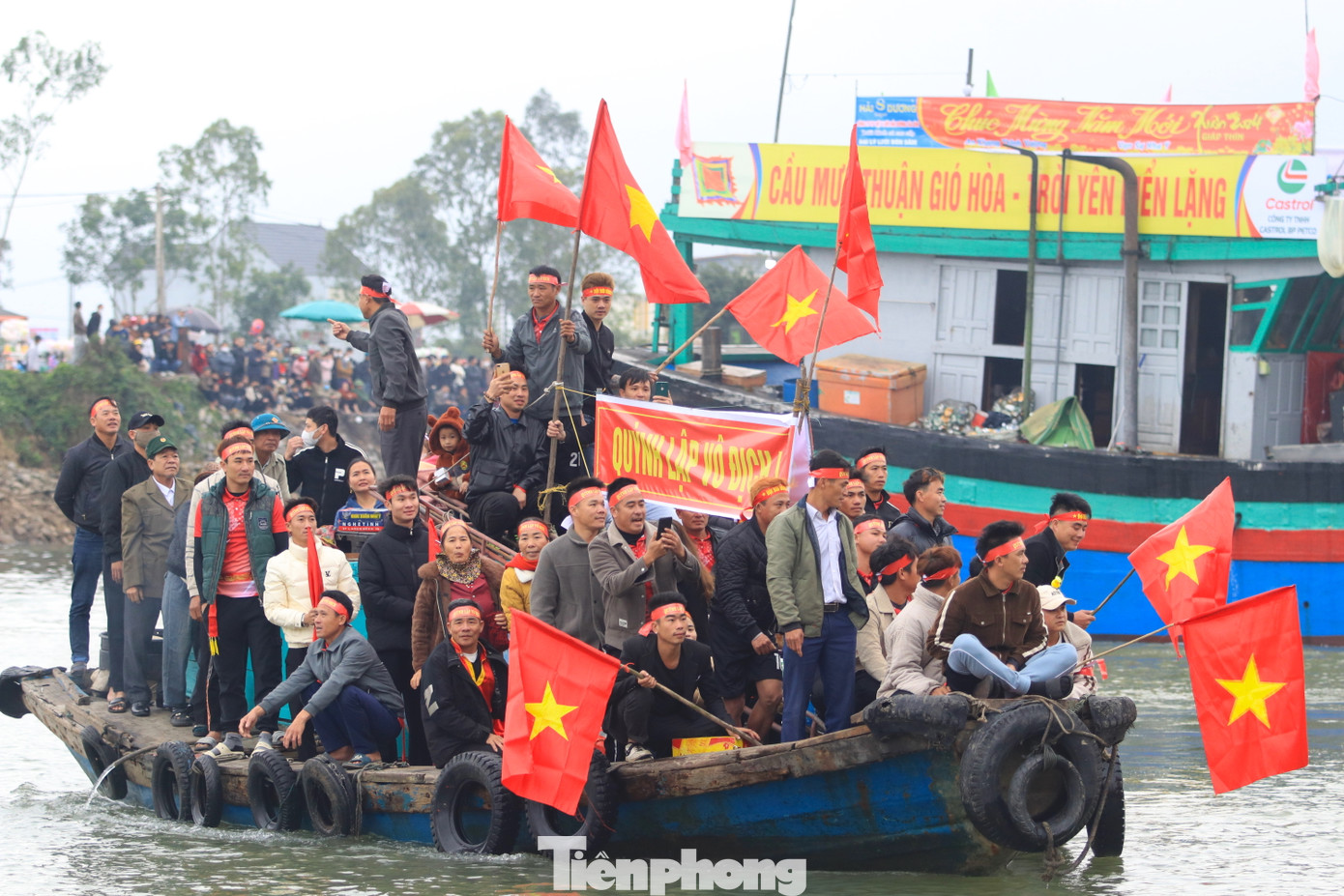 Những chiếc thuyền đánh cá nhỏ cũng chở đầy các cổ động viên mang theo cờ, băng rôn, khẩu hiệu để cổ vũ cho đội đua của mình. Những chiếc thuyền đánh cá nhỏ cũng chở đầy các cổ động viên mang theo cờ, băng rôn, khẩu hiệu để cổ vũ cho đội đua của mình.