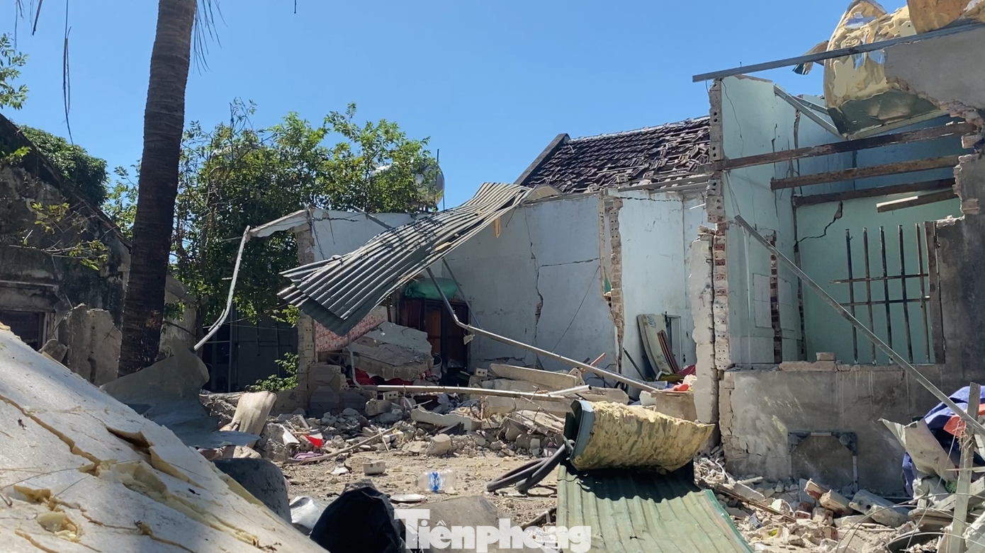 Phó Chủ tịch UBND huyện Quỳ Hợp chia sẻ thêm, vụ nổ khiến 2 vợ chồng chủ nhà tử vong và không có người nào khác bị thương. Hiện chưa thể nhận định vụ nổ xảy ra do nguyên nhân gì mà phải tiếp tục chờ kết luận từ cơ quan công an. Phó Chủ tịch UBND huyện Quỳ Hợp chia sẻ thêm, vụ nổ khiến 2 vợ chồng chủ nhà tử vong và không có người nào khác bị thương. Hiện chưa thể nhận định vụ nổ xảy ra do nguyên nhân gì mà phải tiếp tục chờ kết luận từ cơ quan công an.