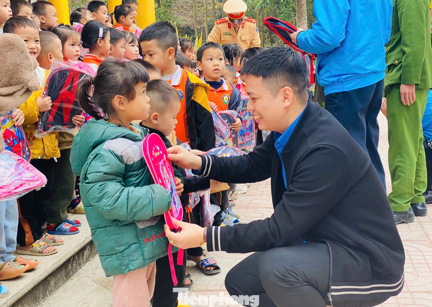 “Chương trình “Đông ấm vùng cao” không chỉ mang đến những món quà vật chất mà còn là nguồn động viên tinh thần to lớn, thể hiện sự quan tâm, chia sẻ của cộng đồng đối với học sinh vùng cao. Những phần quà trao tặng và các hoạt động ý nghĩa đã giúp các em học sinh thêm phần động lực, vượt qua khó khăn để tiếp tục học tập, vươn lên trong cuộc sống”, anh Trần Minh Hạnh - Phó Bí thư Đoàn khối Doanh nghiệp tỉnh Nghệ An nói.