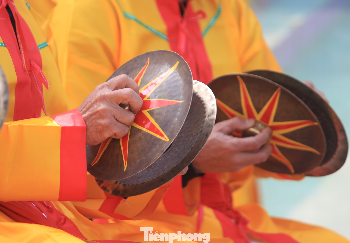 Những tay đánh nao bạt thuần thục khiến người xem thích thú.