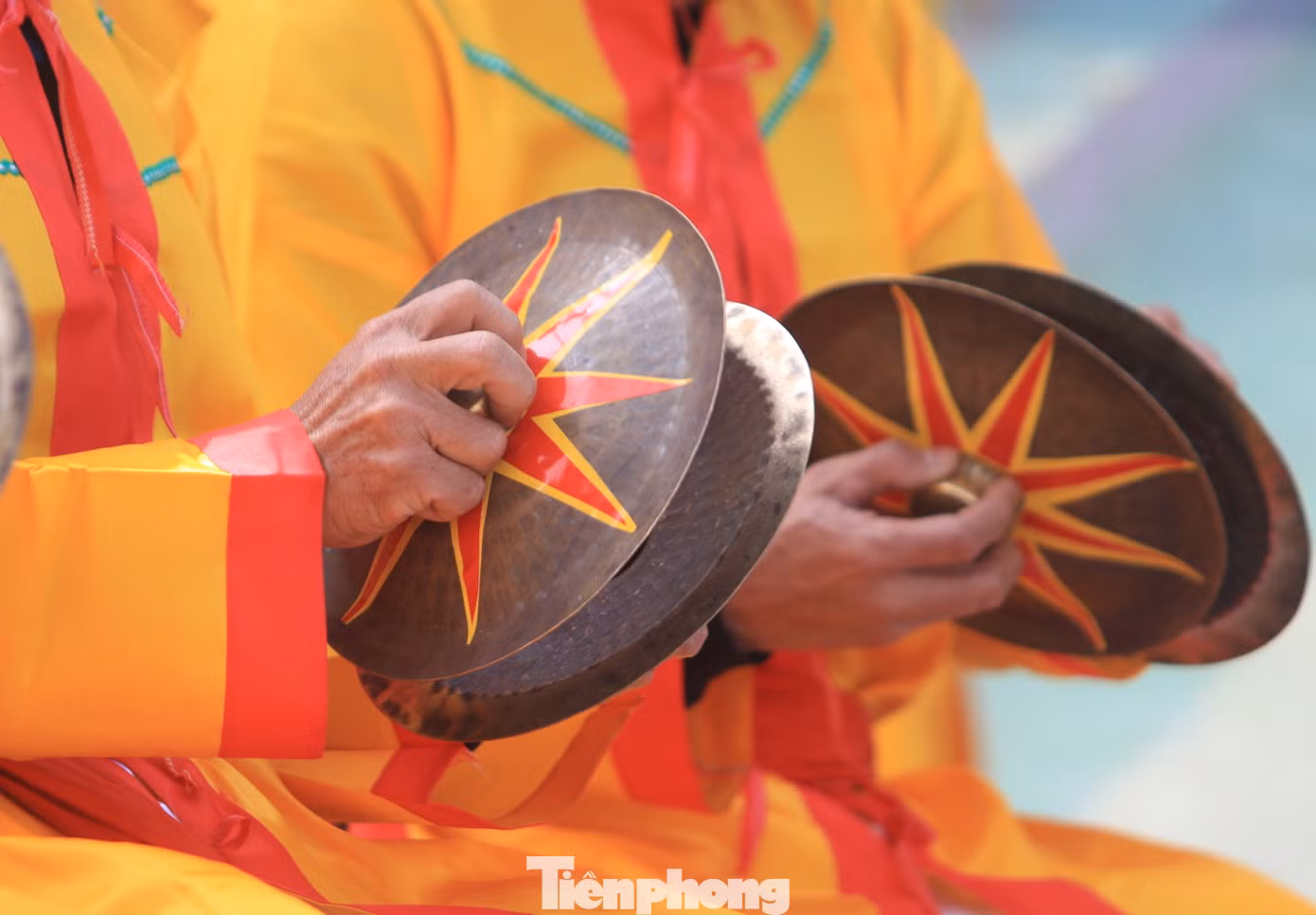 Những tay đánh nao bạt thuần thục khiến người xem thích thú.