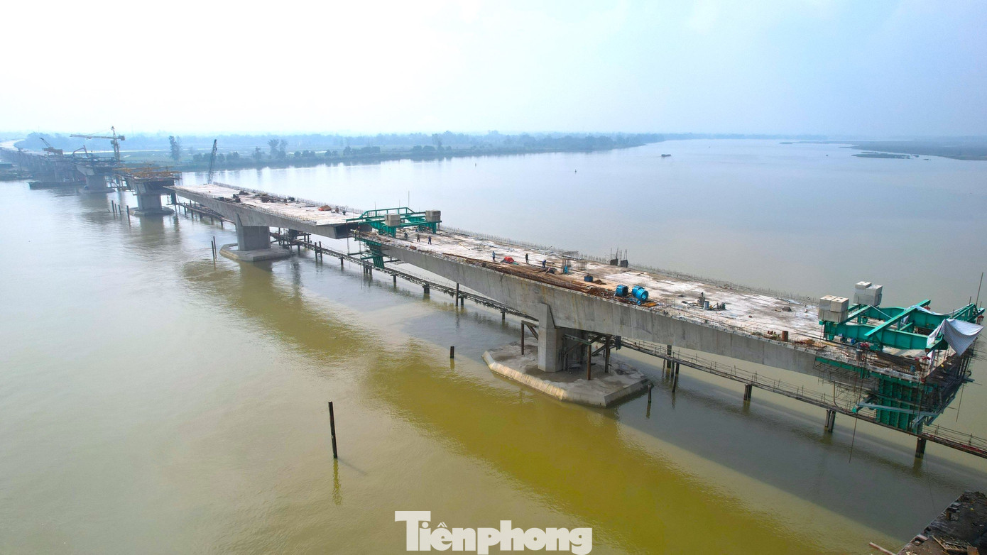 Đến thời điểm tháng 12/2023, cây cầu đã hoàn thành được 61% tiến độ. Trong đó thi công được 788/798 cọc khoan nhồi đạt 97,8%; đổ bê tông 89/91 mố trụ cầu đạt 97,8%; đổ dầm cầu đạt 513 dầm và hiện đã lắp đặt xong 455/532 dầm, đạt 85,5%. Đến thời điểm tháng 12/2023, cây cầu đã hoàn thành được 61% tiến độ. Trong đó thi công được 788/798 cọc khoan nhồi đạt 97,8%; đổ bê tông 89/91 mố trụ cầu đạt 97,8%; đổ dầm cầu đạt 513 dầm và hiện đã lắp đặt xong 455/532 dầm, đạt 85,5%.