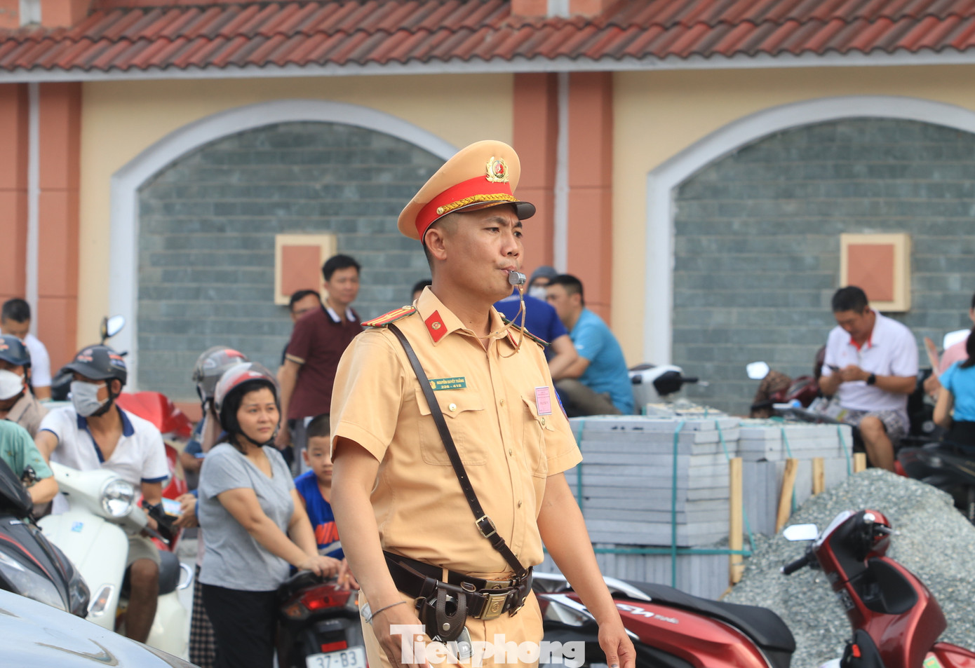 Dưới thời tiết oi bức nắng nóng nhưng lực lượng CSGT vẫn đứng phân luồng, điều tiết giao thông.