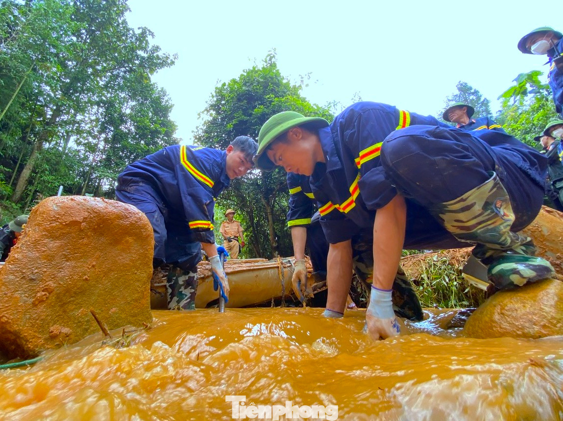 Nước suối chảy xiết, đất đá nhiều khiến việc trục vớt gặp khó khăn.