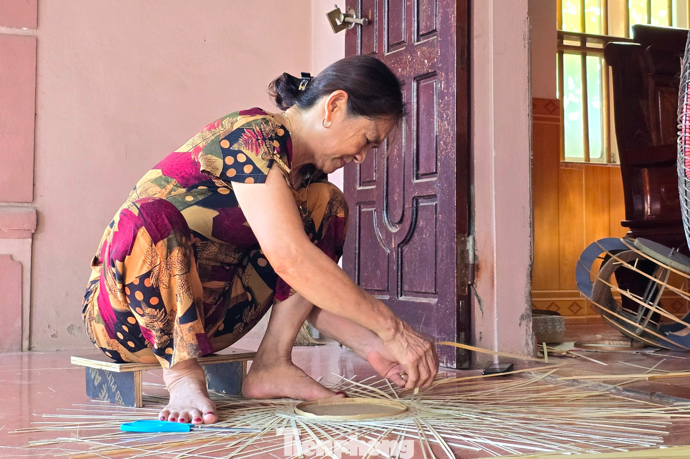 Những người thợ sau đó đan theo khung. Tuy công việc không nặng nhọc vất vả nhưng đòi hỏi người đan lát phải khéo léo, tỉ mỉ từng chi tiết để cho ra sản phẩm đẹp mắt.