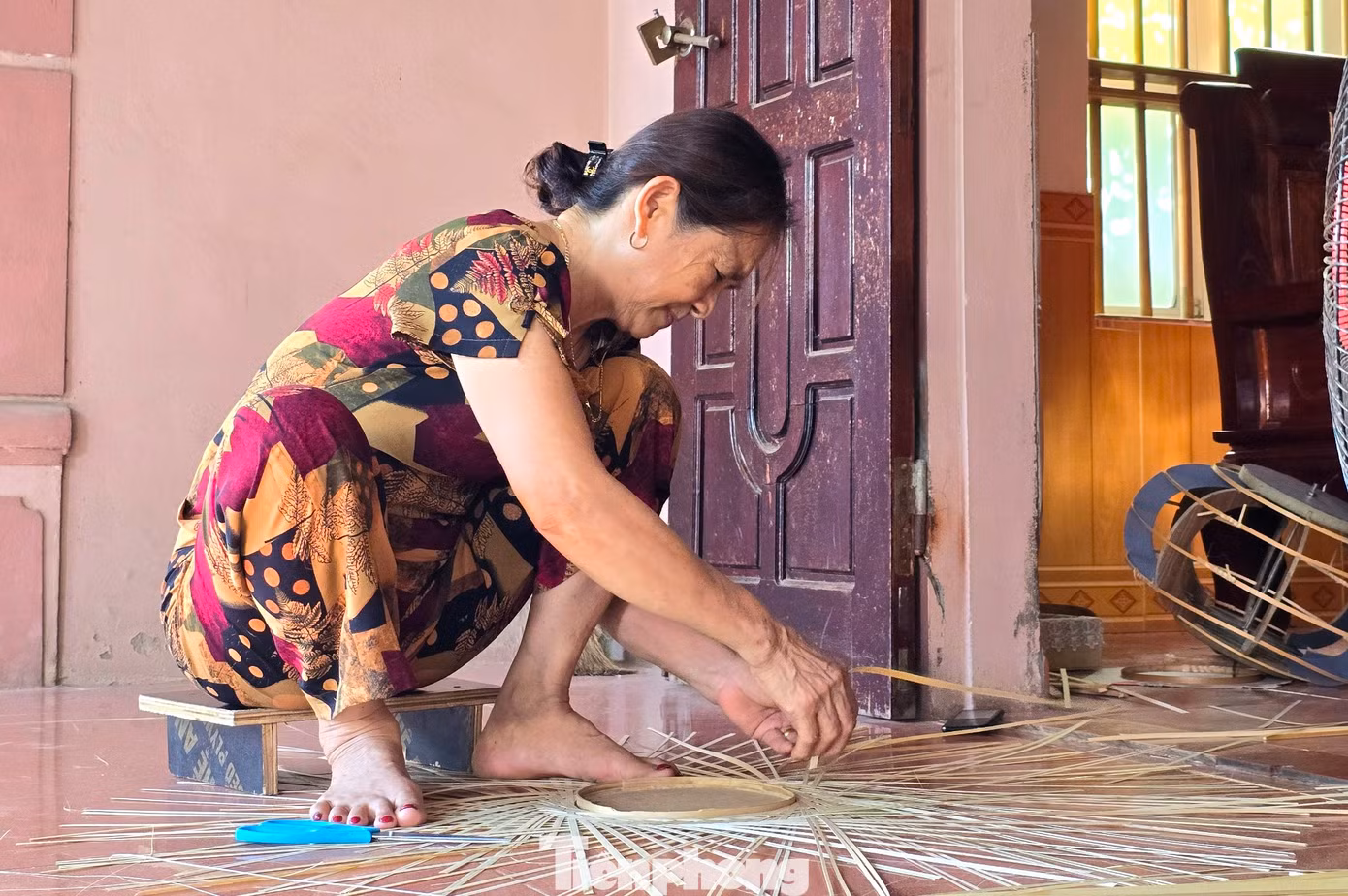 Những người thợ sau đó đan theo khung. Tuy công việc không nặng nhọc vất vả nhưng đòi hỏi người đan lát phải khéo léo, tỉ mỉ từng chi tiết để cho ra sản phẩm đẹp mắt.