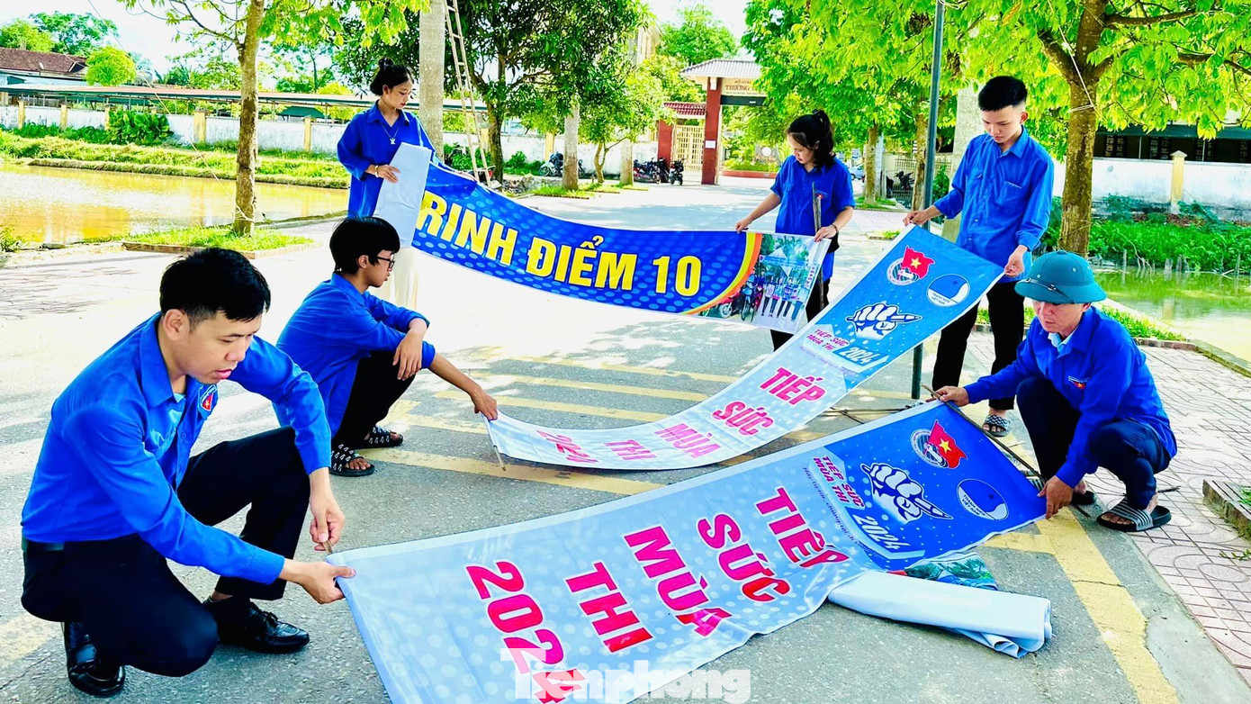Tại huyện Thanh Chương (Nghệ An), hai ngày trước khi diễn ra kỳ thi tuyển sinh lớp 10, các đoàn viên thanh niên trên địa bàn đã đồng loạt ra quân tổ chức Chiến dịch tiếp sức mùa thi 2024.