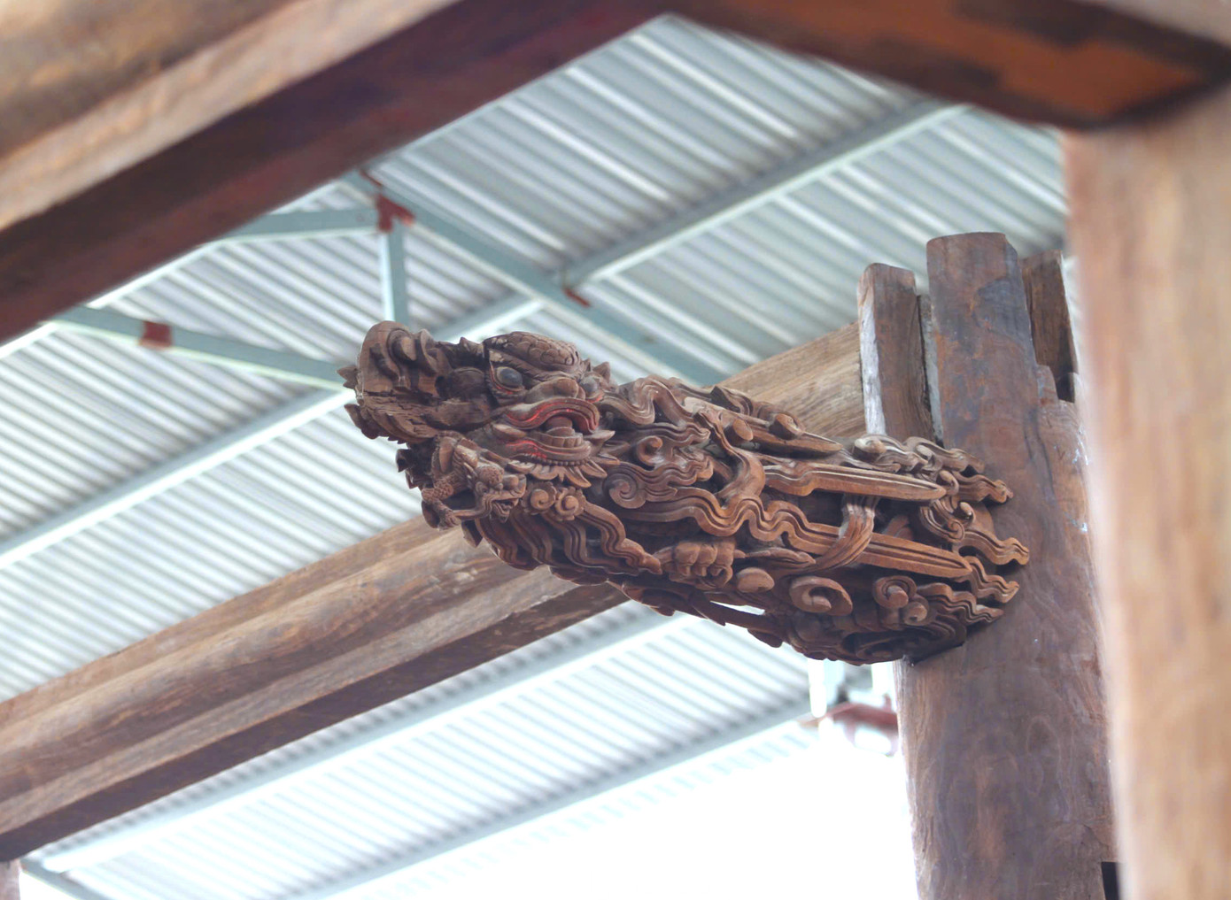 Bộ khung nhà của đình được ví như một bức tranh tổng thể sinh động, đầy màu sắc. Các khung gỗ trong đình đều được nghệ nhân chạm trổ tinh xảo với đề tài “tứ linh” (Long, Ly, Quy, Phượng), "tứ quý" (tùng, cúc, trúc, mai).