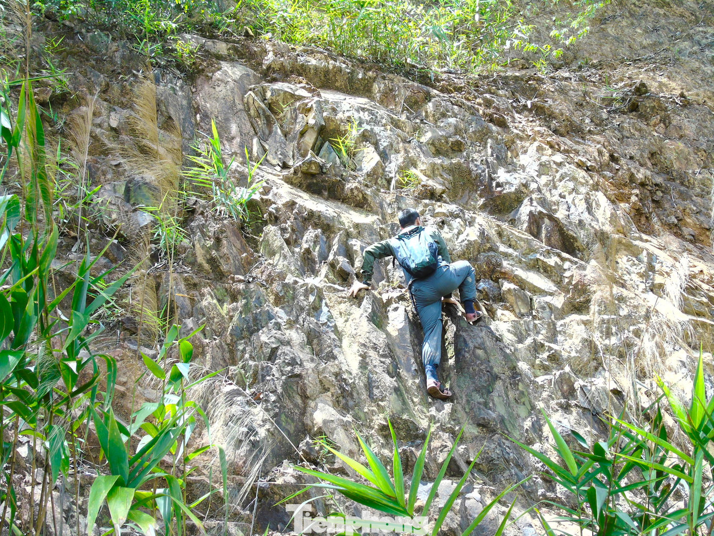 Leo núi với những vách đá dựng đứng hay leo qua những thân cây gỗ trơn trượt để vượt thác.