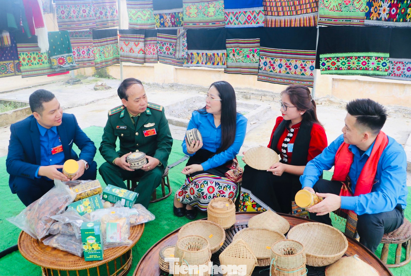 Những sản phẩm dược liệu, sản phẩm thủ công mỹ nghệ đa dạng phong phú của người dân địa phương.