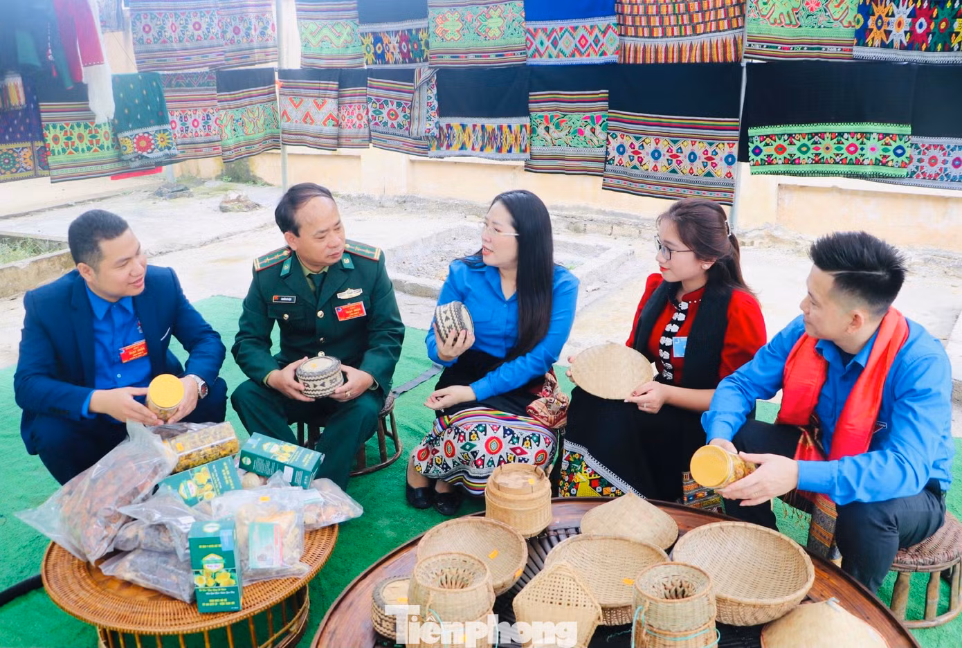 Những sản phẩm dược liệu, sản phẩm thủ công mỹ nghệ đa dạng phong phú của người dân địa phương.