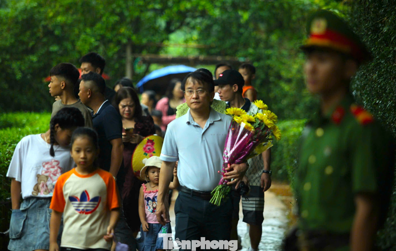 Từ sáng sớm, hàng ngàn người dân trên khắp mọi miền Tổ quốc đã hành hương về Khu Di tích Quốc gia đặc biệt Kim Liên (xã Kim Liên, huyện Nam Đàn, tỉnh Nghệ An). Trên tay mỗi người là những bó hoa tươi thắm để dâng lên tưởng nhớ công lao to lớn của Chủ tịch Hồ Chí Minh với đất nước. Từ sáng sớm, hàng ngàn người dân trên khắp mọi miền Tổ quốc đã hành hương về Khu Di tích Quốc gia đặc biệt Kim Liên (xã Kim Liên, huyện Nam Đàn, tỉnh Nghệ An). Trên tay mỗi người là những bó hoa tươi thắm để dâng lên tưởng nhớ công lao to lớn của Chủ tịch Hồ Chí Minh với đất nước.