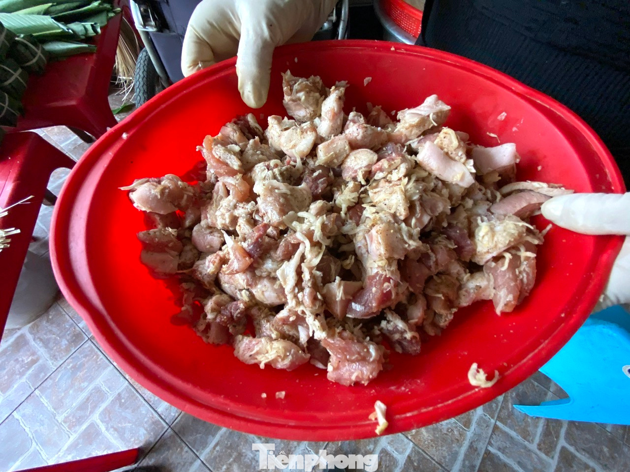 Nhân bánh sẽ tạo nên hương vị bánh nên được người dân chọn từ những miếng thịt ba chỉ ngon rồi tẩm ướp với hành tăm, hành củ, hạt tiêu, muối, mì chính…