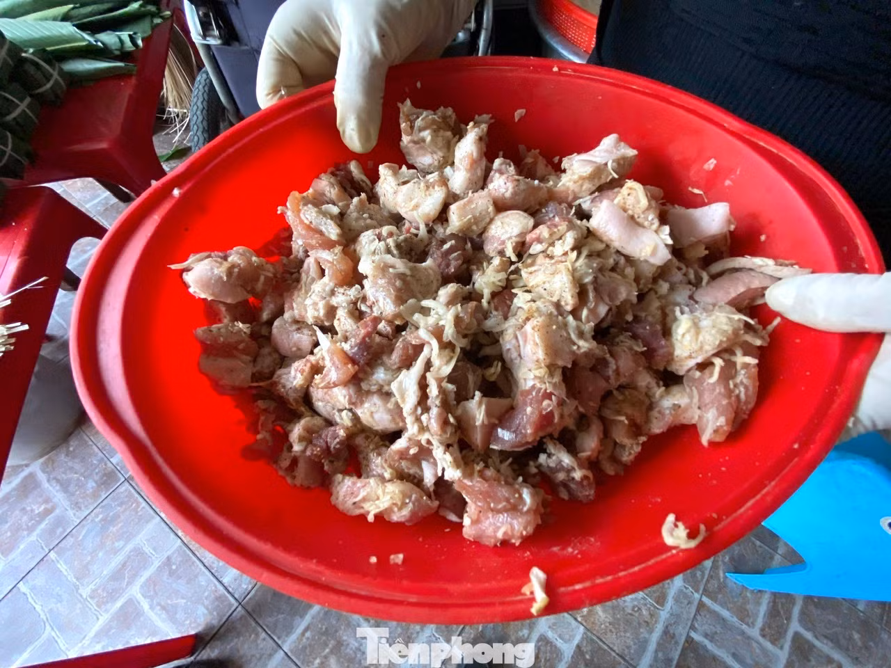 Nhân bánh sẽ tạo nên hương vị bánh nên được người dân chọn từ những miếng thịt ba chỉ ngon rồi tẩm ướp với hành tăm, hành củ, hạt tiêu, muối, mì chính…
