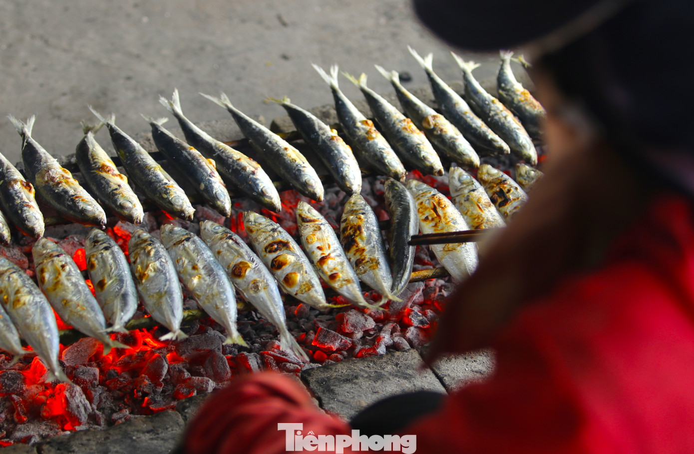 "Mỗi ngày mua khoảng 200 nghìn tiền than củi về nướng khoảng 1,5 tạ cá. Cá nướng đủ loại từ nhỏ đến to. Dịp Tết này, khách họ mua nhiều hơn nên phải nướng số lượng lớn hơn bình thường", bà Nhi chia sẻ.
