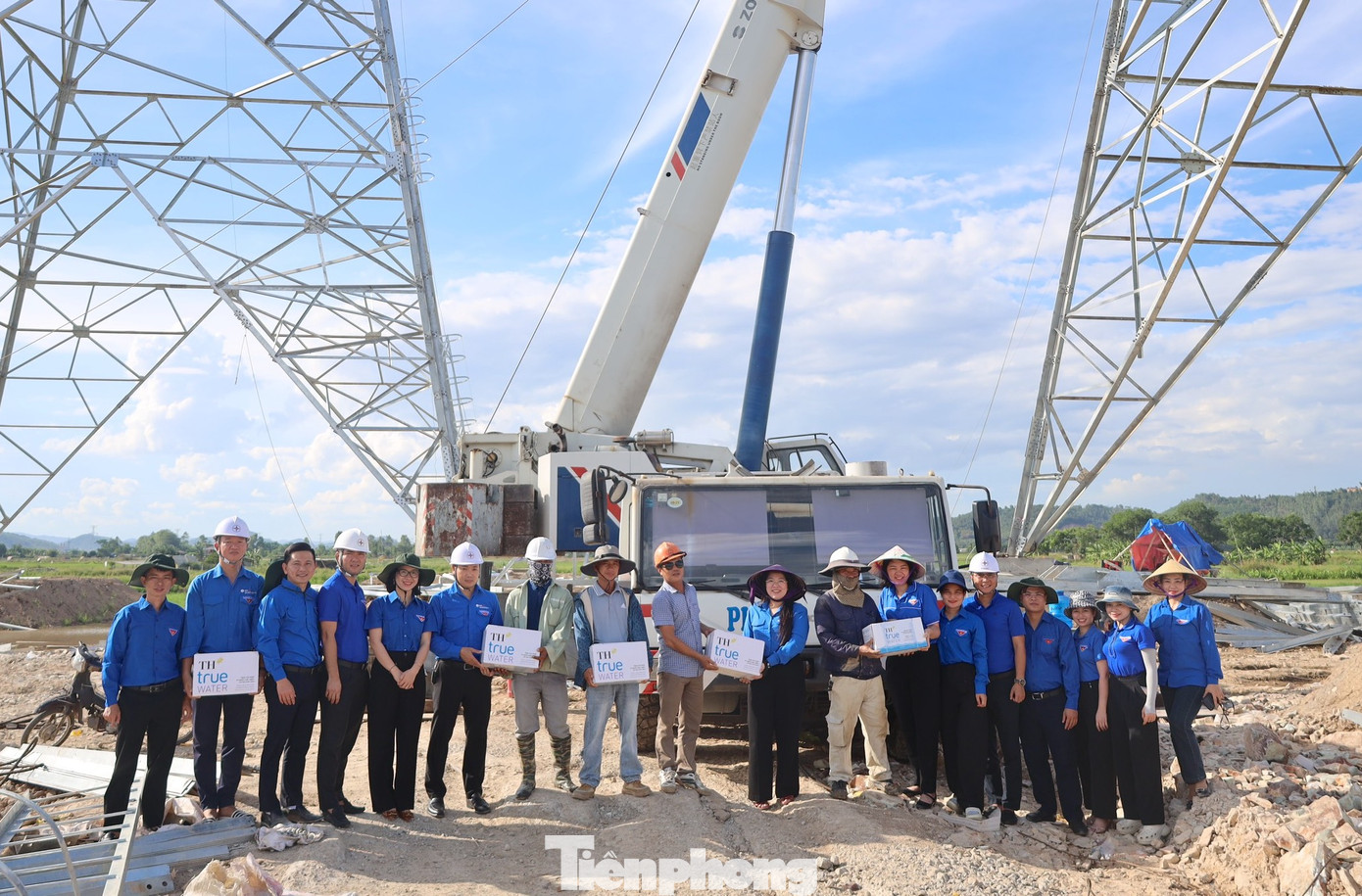 Để động viên các cán bộ, công nhân viên vượt khó khăn mệt nhọc thi công, sớm hoàn thành đường điện theo đúng tiến độ, chị Nguyễn Thị Phương Thúy cùng đoàn đã trao tặng những món quà, đồng thời gửi lời chúc các cán bộ, công nhân viên sức khỏe, làm việc đảm bảo an toàn và sớm hoàn thành dự án theo đúng kế hoạch.