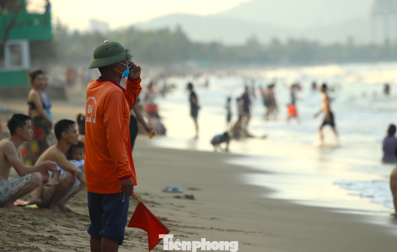 Để đảm bảo an toàn cho du khách, phía trên bờ luôn có lực lượng cứu hộ túc trực. Anh Nguyễn Văn Trung (SN 1979, Đội cứu hộ cứu nạn TX. Cửa Lò) cho biết, đội của anh có hơn 20 người luôn túc trực trên bãi biển để cảnh báo du khách tắm biển. Mỗi khi có du khách bơi ra quá xa, những người cứu hộ sẽ phất cờ và thổi còi để yêu cầu du khách vào trong tắm.