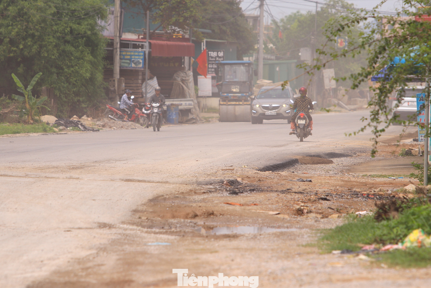 Bụi trên tuyến khiến người dân và các phương tiện bị ảnh hưởng.