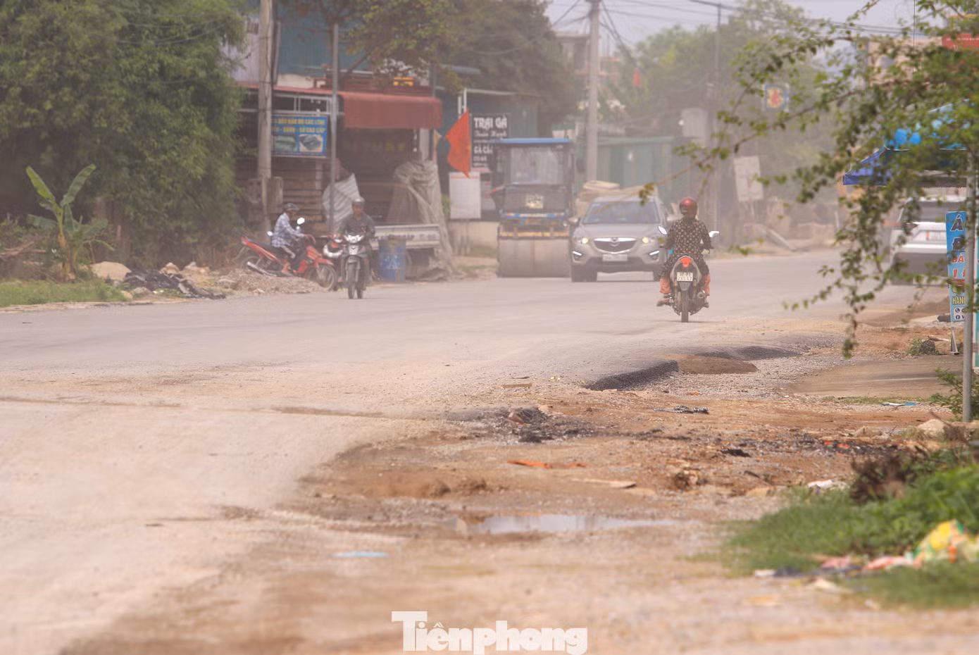 Bụi trên tuyến khiến người dân và các phương tiện bị ảnh hưởng.
