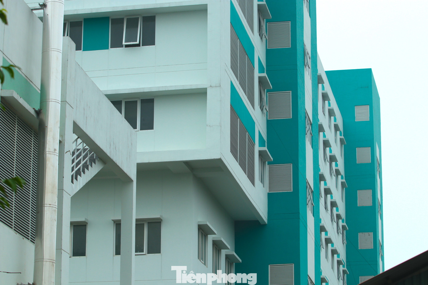 Bên ngoài bệnh viện đã được sơn, lắp cửa sổ.